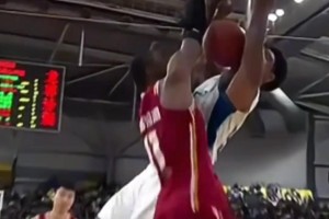 笑不活了！CBA惊现双人暴扣名场面，裁判都懵了