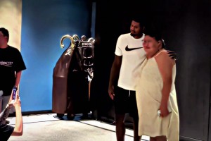 笑不活了😂 乔治:“这对吗?” ，NBA球星与粉丝合照！