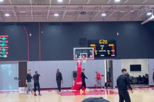 如火如荼！火箭全队备战与湖人的首轮比赛