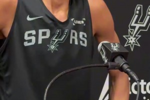 文班就算坐着，看上去也和站着的记者们差不多高😂